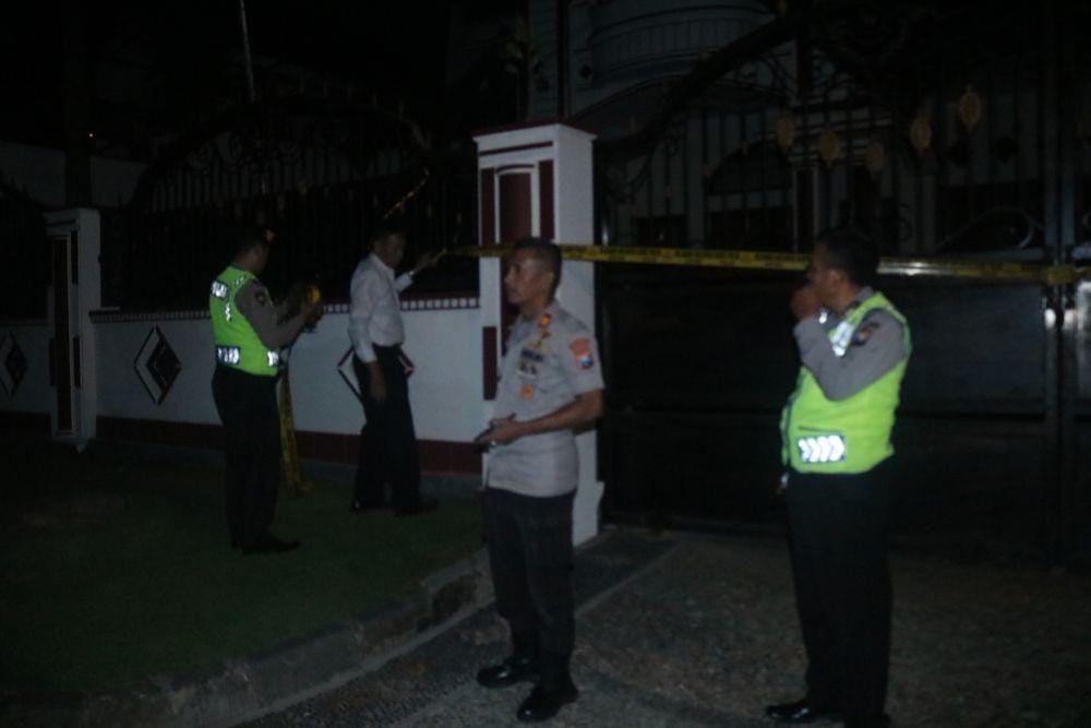 Polisi melakukan penjagaan dan pemasangan police line di salah satu rumaj yang digeledah, Senin (25/11/2019) malam. IDN Times/ Alfi Ramadana