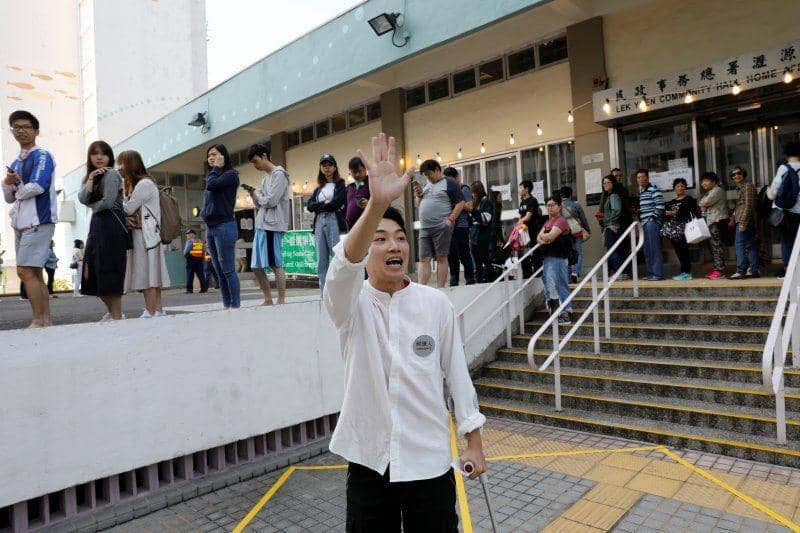 Salah satu kandidat Pemilu Distrik, Jimmy Sham, melambai kepada pendukung di tempat pemungutan suara di Hong Kong pada 24 November 2019. ANTARA FOTO/REUTERS/Adnan Abidi