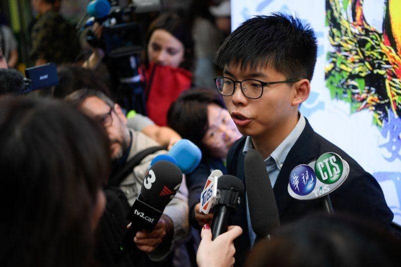 Calon yang didiskualifikasi dan aktivis pro-demokrasi Joshua Wong berbicara kepada media setelah memberikan suara dalam pemilhan dewan distrik di Hong Kong pada 24 November 2019. ANTARA FOTO/REUTERS/Laurel Chor