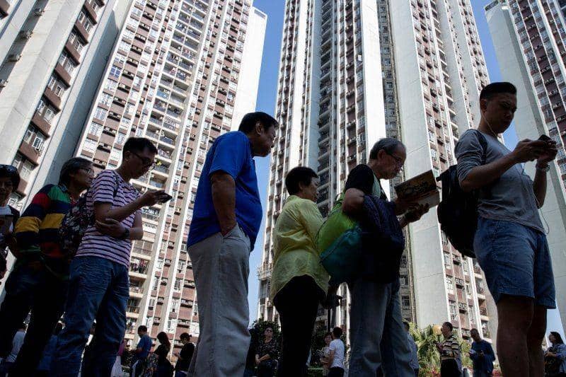 Pemilih mengantri untuk memberikan suara di tempat pemungutan suara dalam pemilihan lokal dewan distrik di Hong Kong pada 24 November 2019. ANTARA FOTO/REUTERS/Athit Perawongmetha
