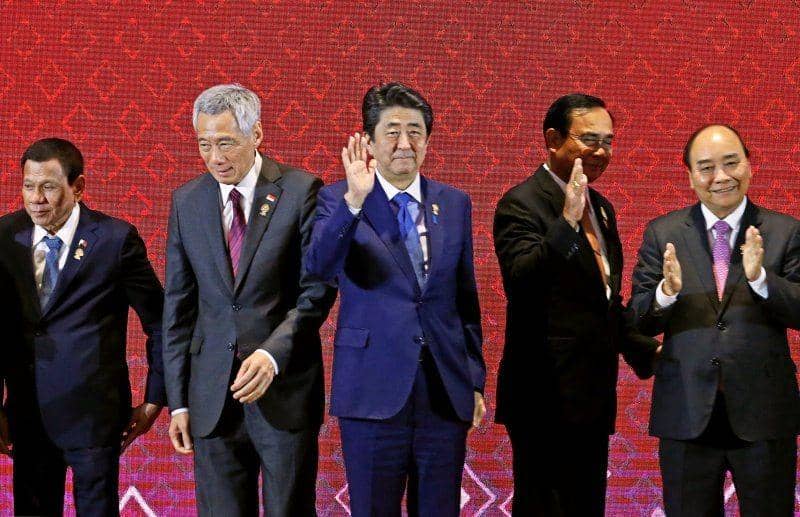 Presiden Filipina Rodrigo Duterte, Perdana Menteri Singapura Lee Hsien Loong dan Perdan Menteri Jepang Shinzo Abe, Perdana Menteri Thailand Prayuth Chan-ocha dan Perdana Menteri Vietnam Nguyen Xuan Phuc menghadiri KTT ASEAN-Jepang di Bangkok, Thailand, pada 4 November 2019. ANTARA FOTO/REUTERS
