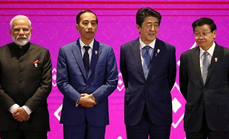 Perdana Menteri India Narendra Modi, Presiden Indonesia Joko Widodo, Perdana Menteri Jepang Shinzo Abe dan Perdana Menteri Laos Thongloun Sisoulith menghadiri KTT Asia Timur (EAS) di Bangkok, Thailand, pada 4 November 2019. ANTARA FOTO/REUTERS/Athit Perawongmetha
