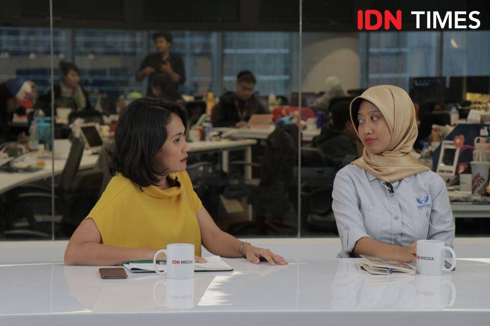 Anggota Fraksi Golkar DPR RI Christina Aryani (kiri) dan Staf Khusus Presiden Joko Widodo, Ayu Kartika Dewi dalam acara Ngobrol Seru bertema Perempuan Bicara, dari Legislasi Sampai Eksekutif di IDN Media HQ, Jakarta, Senin (25/11). (IDN Times/Arief Kharisma Putra)