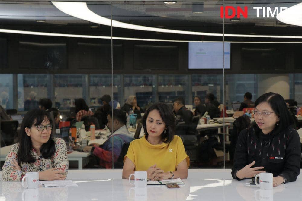 Komisioner Komnas Perempuan Mariana Amiruddin, dan Anggota Komisi I DPR Christina Aryani. (IDN Times/Arief Kharisma Putra)
