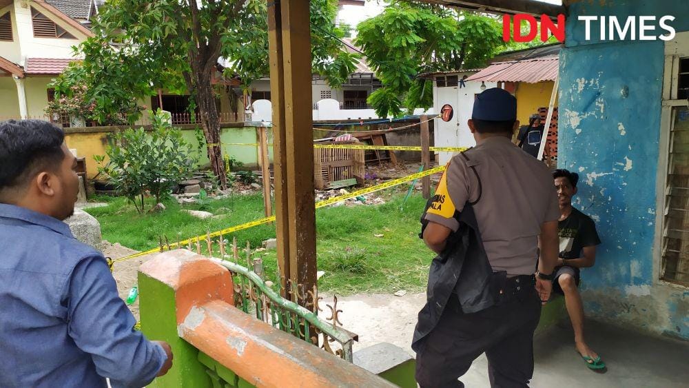 Petugas Polsek Rappocini mengamankan lokasi kejadian terlepasnya pitbull di Jalan Tidung 10, Kelurahan Mappala, Kecamatan Rappocini, Makassar, Senin (25/11) / Sahrul Ramadan