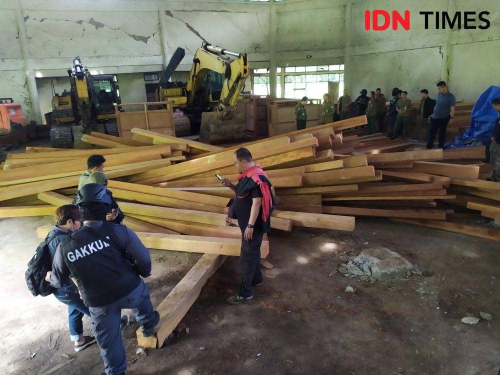 Kayu-kayu ilegal yang diamankan  Satuan Polisi Hutan Reaksi Cepat (SPORC) Brigade Enggang Seksi Wilayah II, Balai Penegakkan Hukum Kementerian Lingkungan Hidup dan Kehutanan (Gakkum KLHK) Wilayah Kalimantan (IDN Times/Yuda Almerio)