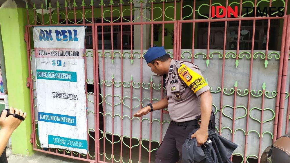 Polisi menunjukkan lokasi penyerangan pitbull di depan rumah korban