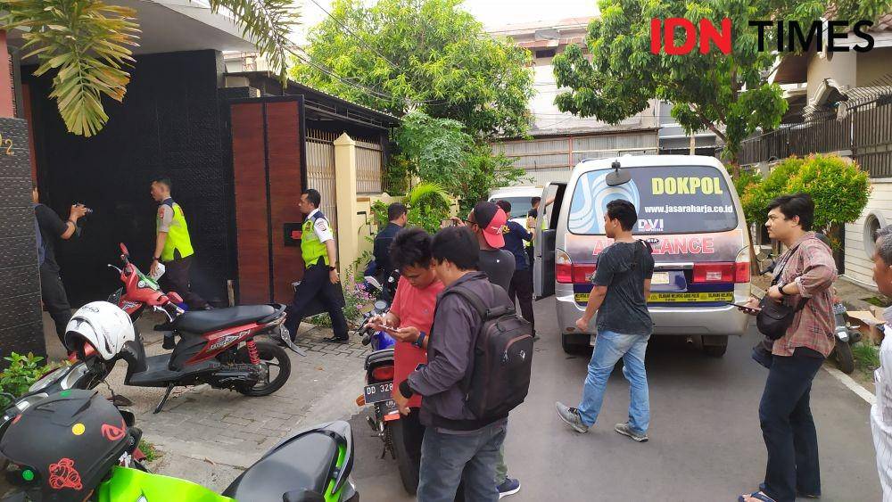 Petugas kepolisian saat mengamankan lokasi temuan jenazah tersengat listrik di Kompleks Perumahan Villa Surya Mas, Blok D nomor 2, Jalan Toddopuli Raya Timur, Kecamatan Manggala, Senin (25/11) / Sahrul Ramadan