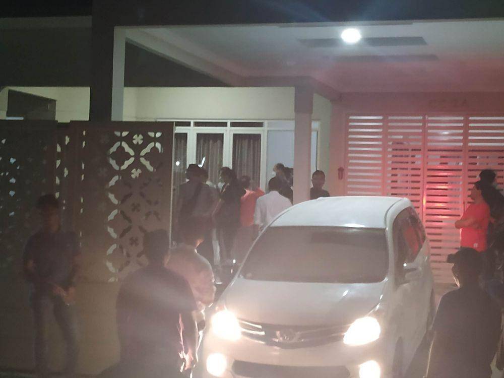 Kepolisian melakukan penggeledahan sekaligus penangkapan di salah satu rumah di Perumahan Puncak Dieng, Kota Malang, Senin (25/11/2019). IDN Times/ Alfi Ramadana