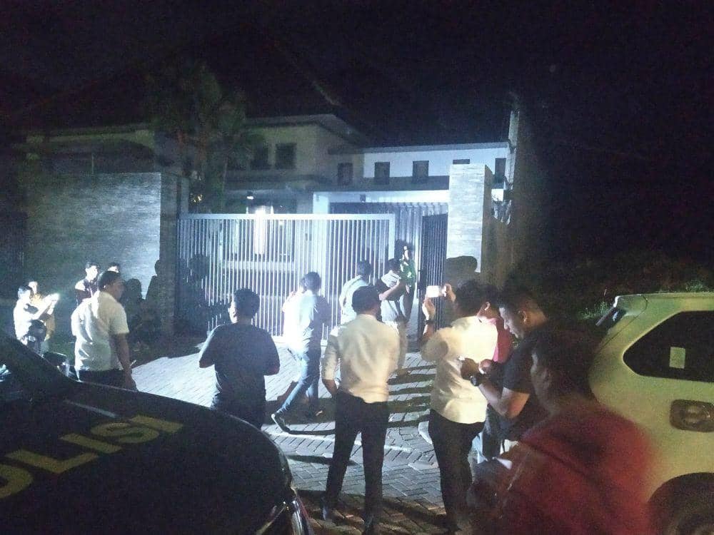 Sejumlah polisi saat melakukan penangkapan terhadap tujuh orang terkait kasus penipuan WNA. IDN Times/ Alfi Ramadana