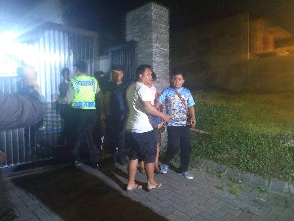 Polisi mengamankan tujuh orang dalam penggeledahan dan penangkapan kasus penipuan WNA di Kota Malang, Senin (25/11/2019). IDN Times/ Alfi Ramadana
