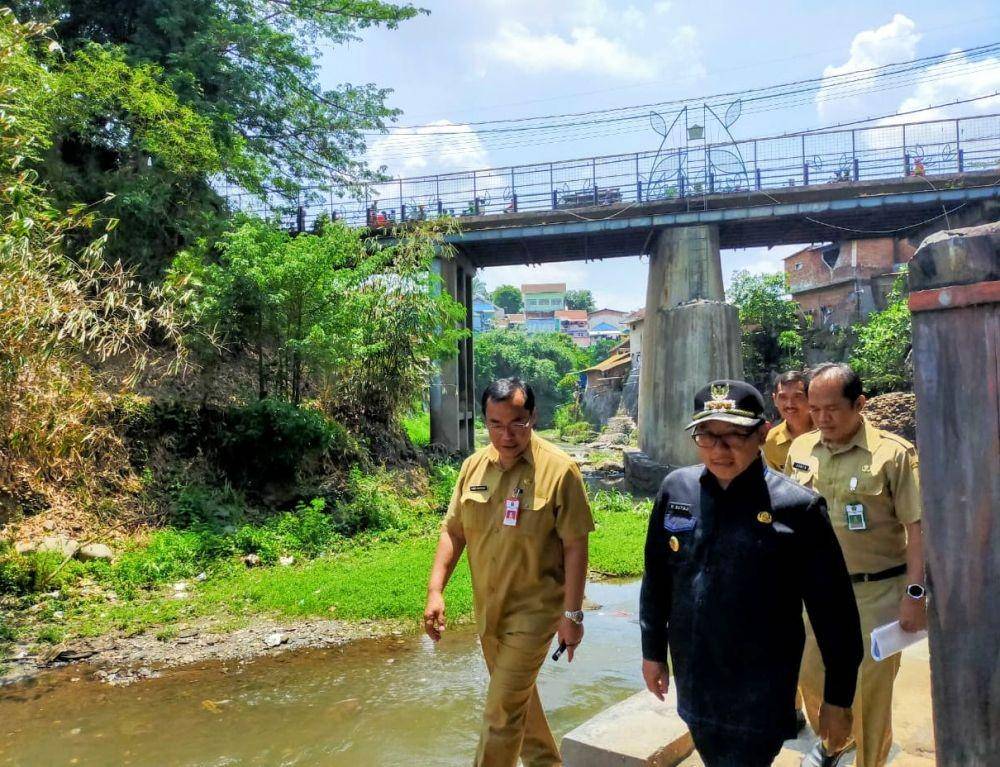 Walikota Malang, Sutiaji (tengah) saat meninjau rekonstruksi jembatan Muharto, Senin (25/11/2019). Dok Humas Pemkot Malang