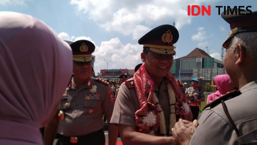 Komjen Pol Firli Bahuri mendampingi Kapolda Sumsel yang baru Irjen Pol Priyo (IDN Times/Rangga Erfizal)