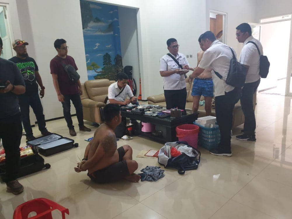Kepolisian melakukan penggeledahan dan menangkap tersangka terkait kasus penipuan WNA, Senin (25/11/2019). Dok Humas Polda Jatim
