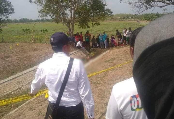 Petugas kepolisian mengevakuasi korban tewas di saluran irigasi Bojonegoro. IDN Times/istimewa