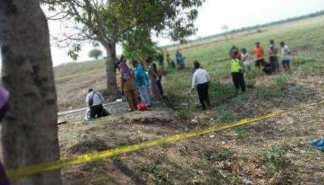 Petugas kepolisian Polres Bojonegoro mengevakuasi korban tewas di dalam saluran irigasi. IDN Times/istimewa