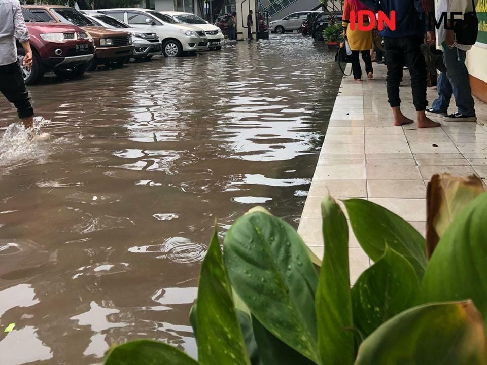 Genangan air merendam halaman depan ruang Tipikor PN Palembang (IDN Times/Rangga Erfizal)