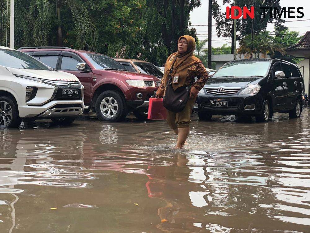 Genangan air merendam halaman depan Pengadilan Negeri Palembang Klas 1A Khusus Sumsel (IDN Times/Rangga Erfizal)