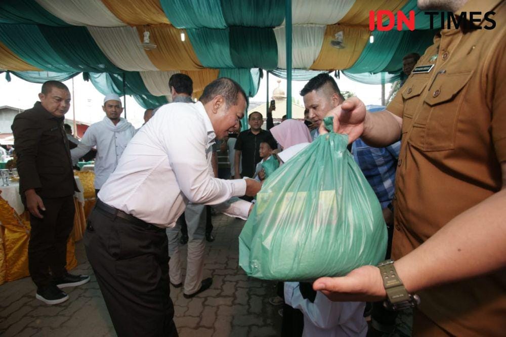 Dirut PD Pasar Medan Rusdi Sinuraya mengajak masyarakat makan ikan bersama untuk menepis isu Hog Cholera menulari ikan (IDN Times/Yurika Febrianti)