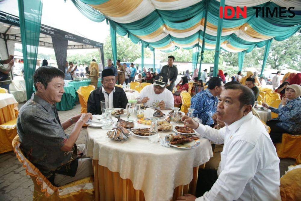 Dirut PD Pasar Medan Rusdi Sinuraya mengajak masyarakat makan ikan bersama untuk menepis isu Hog Cholera menulari ikan (IDN Times/Yurika Febrianti)