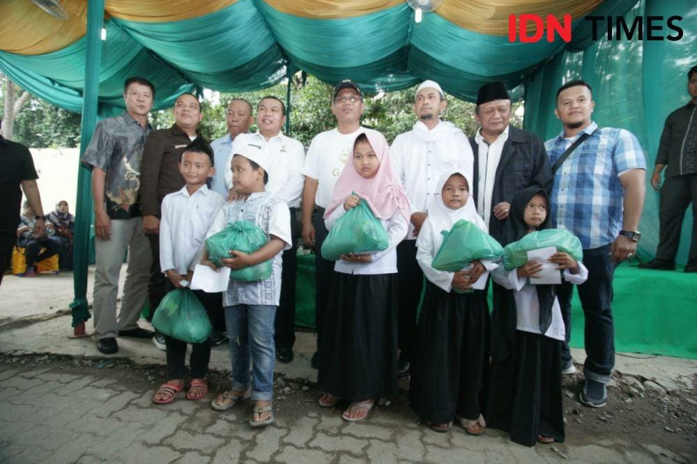 Dirut PD Pasar Medan Rusdi Sinuraya mengajak masyarakat makan ikan bersama untuk menepis isu Hog Cholera menulari ikan (IDN Times/Yurika Febrianti)