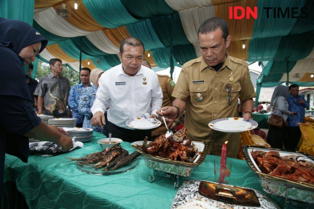 Dirut PD Pasar Medan Rusdi Sinuraya mengajak masyarakat makan ikan bersama untuk menepis isu Hog Cholera menulari ikan (IDN Times/Yurika Febrianti)