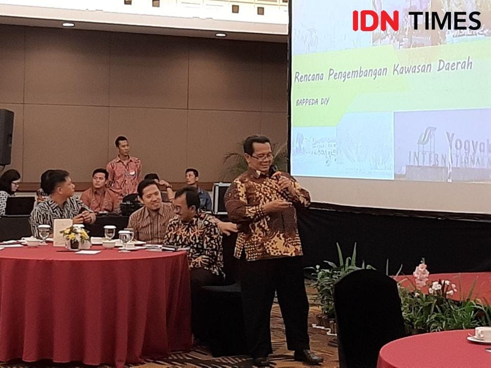 Kepala Bappeda DIY, Budi Wibowo memaparkan Rencana Pengembangan Kawasan Daerah di Royal Ambarrukmo Yogyakarta Hotel, Senin (25/11/2019). IDN Times/Holy Kartika