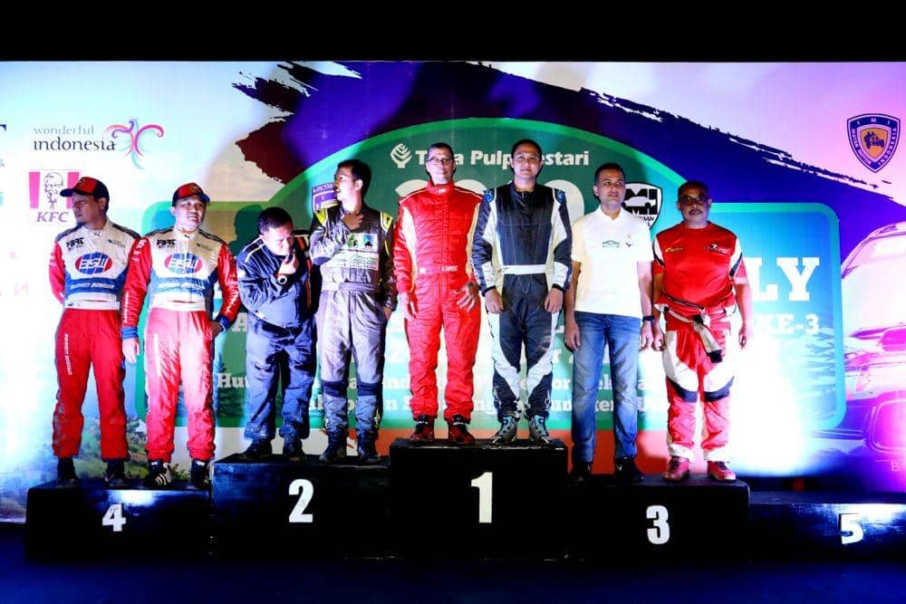 Mobil Subaru WRX Sti yang dikendarai Wagub Sumut Musa Rajekshah dan Navigatornya Uche berhasil naik podium ke-3 pada gelaran Danau Toba Rally 2019 (YT Haryono for IDN Times)