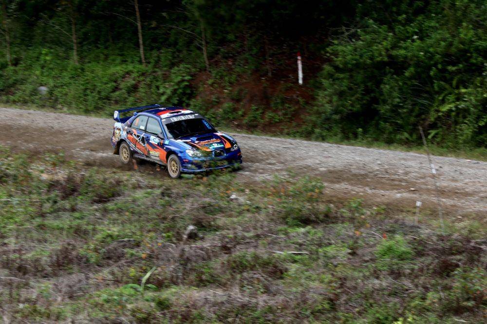 Mobil Subaru WRX Sti yang dikendarai Wagub Sumut Musa Rajekshah dan Navigatornya Uche berhasil naik podium ke-3 pada gelaran Danau Toba Rally 2019 (YT Haryono for IDN Times)