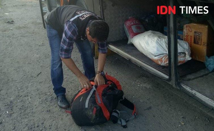 Petugas memeriksa tas pria yang membawa ganja (IDN Times/Handoko)