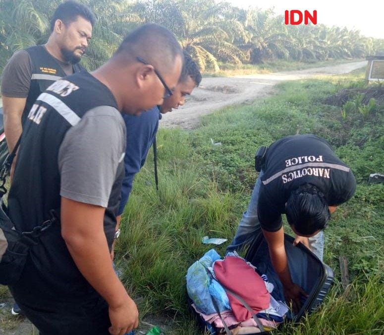 Petugas memeriksa tas pria yang membawa ganja (IDN Times/Handoko)