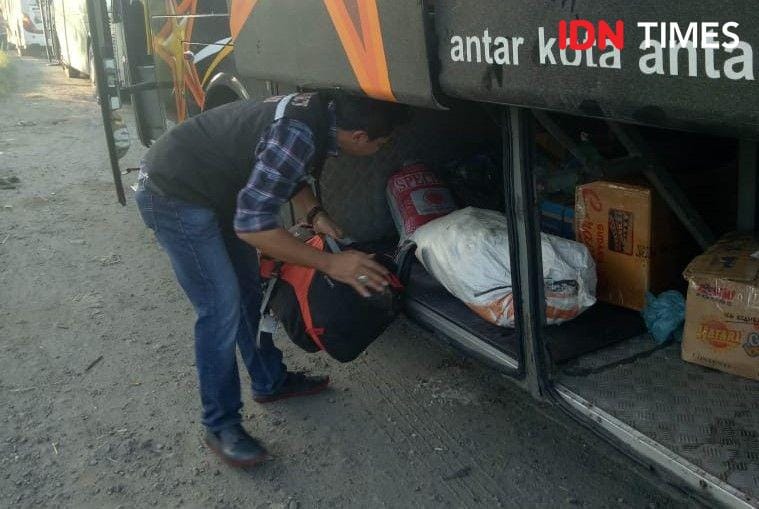 Petugas memeriksa tas pria yang membawa ganja (IDN Times/Handoko)