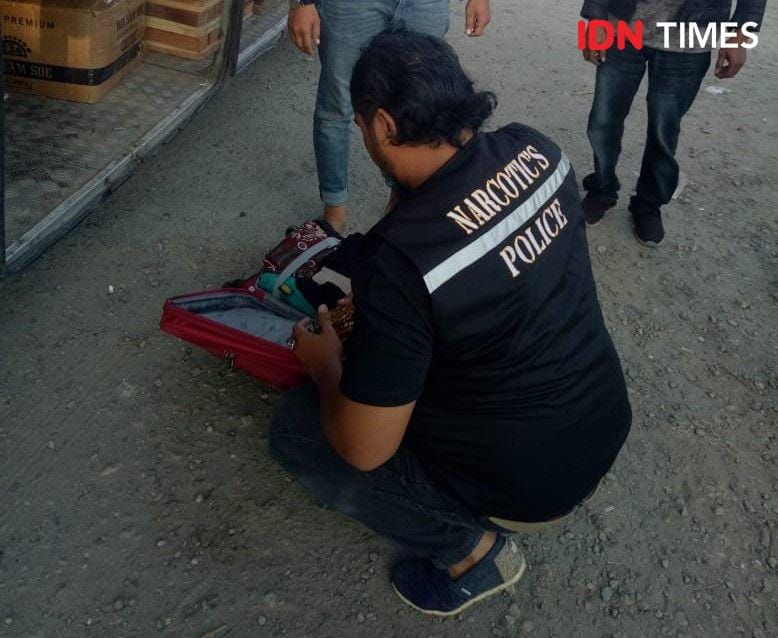 Petugas memeriksa tas pria yang membawa ganja (IDN Times/Handoko)