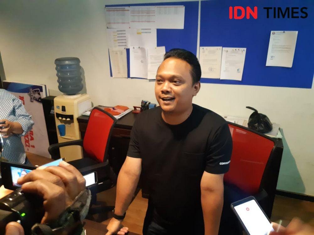Direktur Kompetisi dan Ahli Status Pemain PSSI Jatim, Arif Saifudin saat diwawancara di kantornya, Senin (25/11). IDN Times/Ardiansyah Fajar