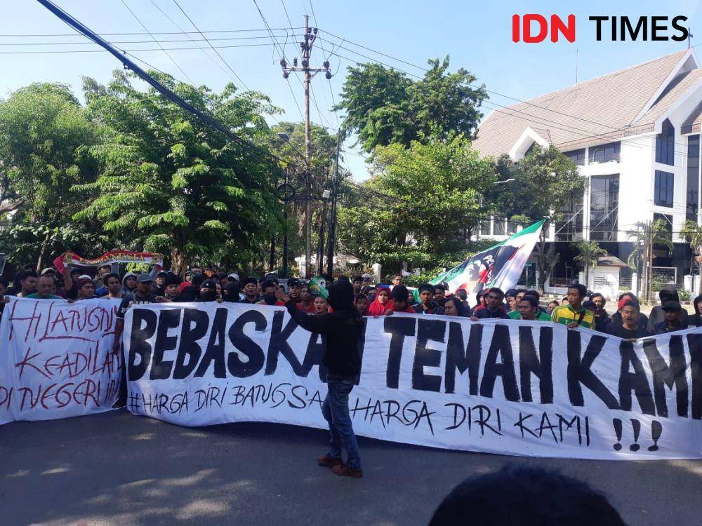 Elemen supporter Indonesia aksi di depan Kantor PSSI Jatim, Senin (25/11). IDN Times/Ardiansyah Fajar