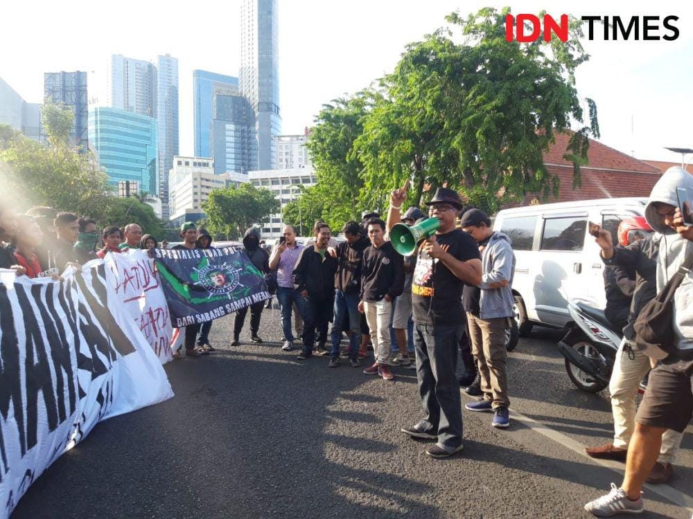 Presiden K-conk Mania saat aksi di depan Grahadi, Senin (25/11). IDN Times/Fitria Madia