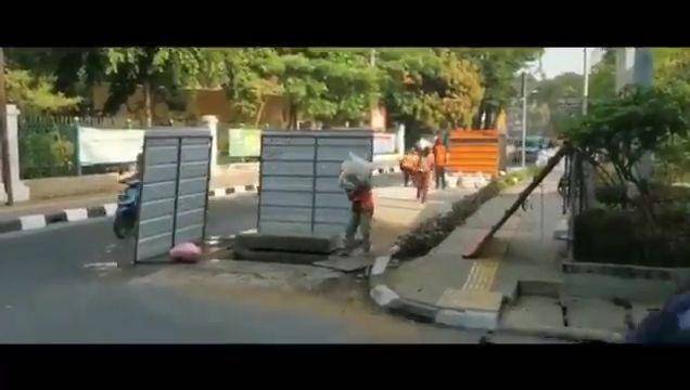 Petugas Bina Marga DKI Jakarta masukkan karung ke lubang galian (Dok. Istimewa)