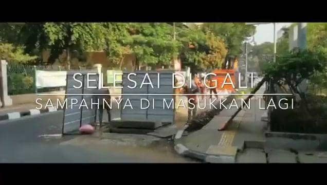 Petugas Bina Marga DKI Jakarta masukkan karung ke lubang galian (Dok. Istimewa)