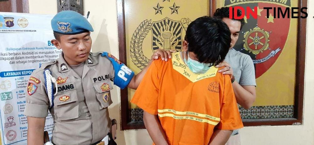 MH (tengah) dikawal ketat petugas kepolisian di Mapolresta Balikpapan, Senin (25/11) siang. IDN Times/Surya Aditya