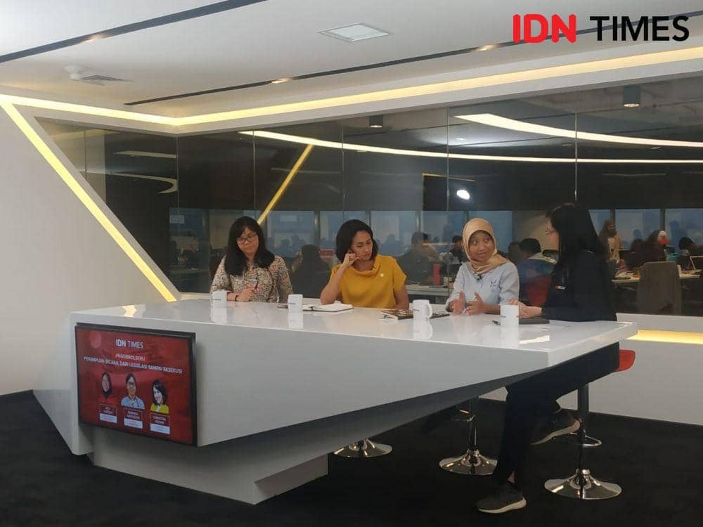 Komisioner Komnas Perempuan Mariana Amiruddin, anggota DPR Komisi I Christina Aryani, dan Staf Khusus Presiden Jokowi Ayu Kartika dalam acara Ngobrol Seru bareng IDN Times, Senin (25/11) (IDN Times/Ilyas Listianto Mujib)