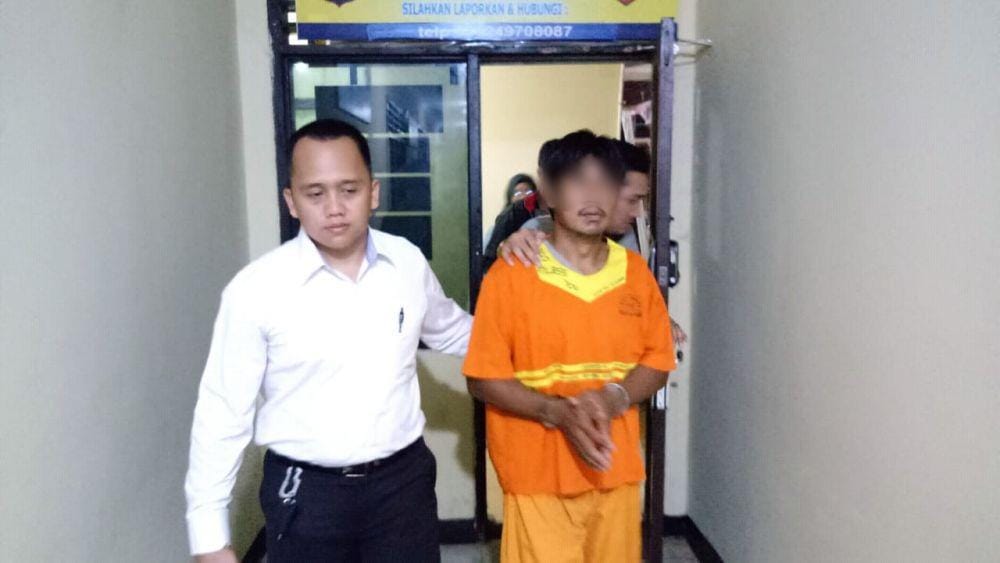 Tersangka kasus hubungan sedarah, MH (baju orange) ditahanan di sel tahanan Mapolresta Balikpapan. IDN Times/Surya Aditya