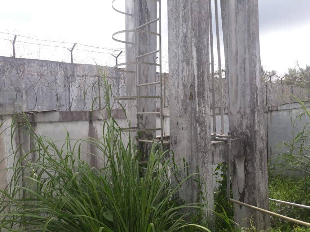 Petugas menunjukkan tembok yang diduga lokasi kaburnya napi Lapas Narkotika Pamatang Raya (Dok.IDN Times/istimewa)