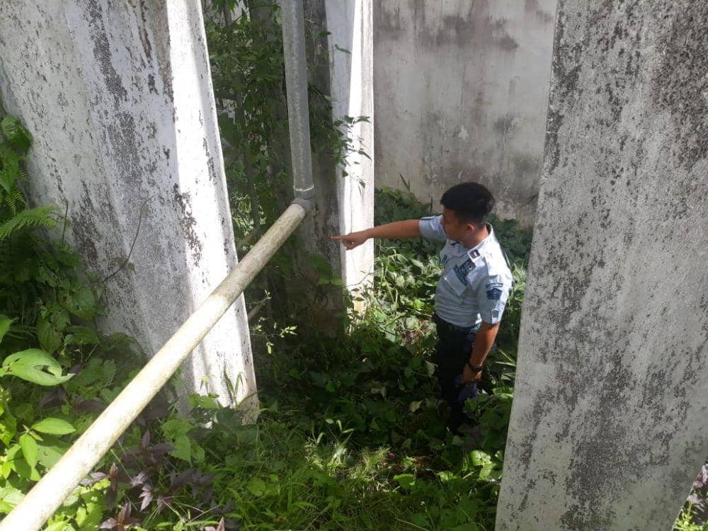 Petugas menunjukkan tembok yang diduga menjadi lokasi kaburnya napi Lapas Narkotika Pamatang Raya. (Dok.IDN Times/Istimewa)