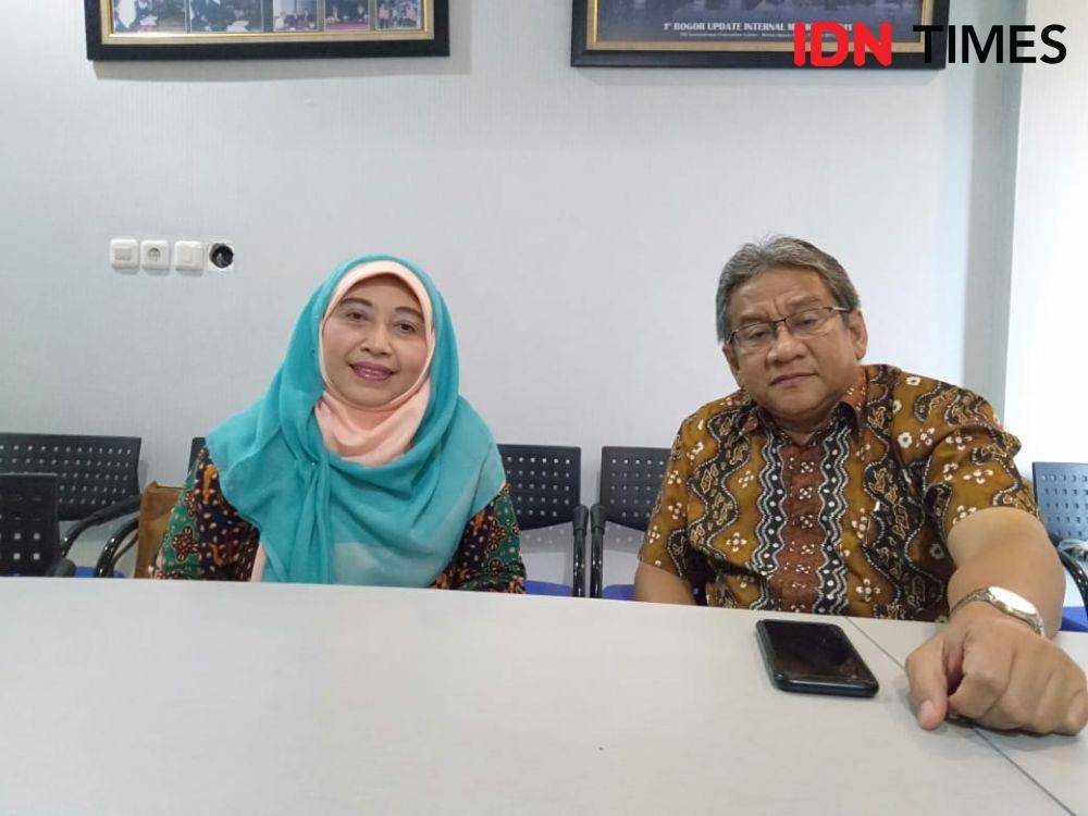 Ketua Perhimpunan Dokter Spesialis Penyakit Dalam Indonesia (PAPDI) Dr. Erwanto Budi Winulyo, SpPD, K-AI, FINASIM bersama dr Yeti Hariyati, Sp.PD menjelaskan kronologi somasi yang diterima dr Yeti Hariyati di kantor PAPDI Bogor, Selasa (26/11) (IDN Times/Dini Suciatiningrum)