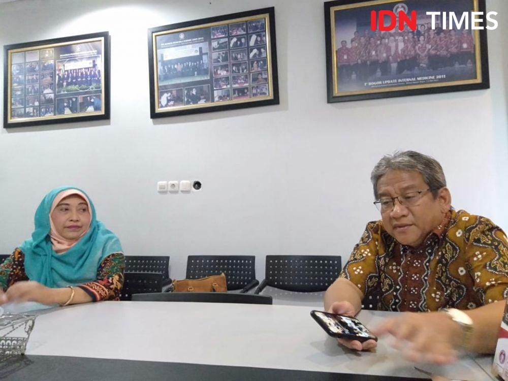 Ketua Perhimpunan Dokter Spesialis Penyakit Dalam Indonesia (PAPDI) dr Erwanto Budi Winulyo, Sp.PD, K-AI, FINASIM bersama dr Yeti Hariyati, Sp.PD menjelaskan kronologi somasi yang diterima dr Yeti Hariyati di kantor PAPDI Bogor, Jawa Barat, Selasa (26/11). (IDN Times/Dini Suciatiningrum)
