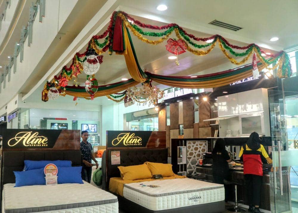 Beberapa both sudah mulai memasang hiasan bertema natal di MOG. IDN Times/ Alfi Ramadana