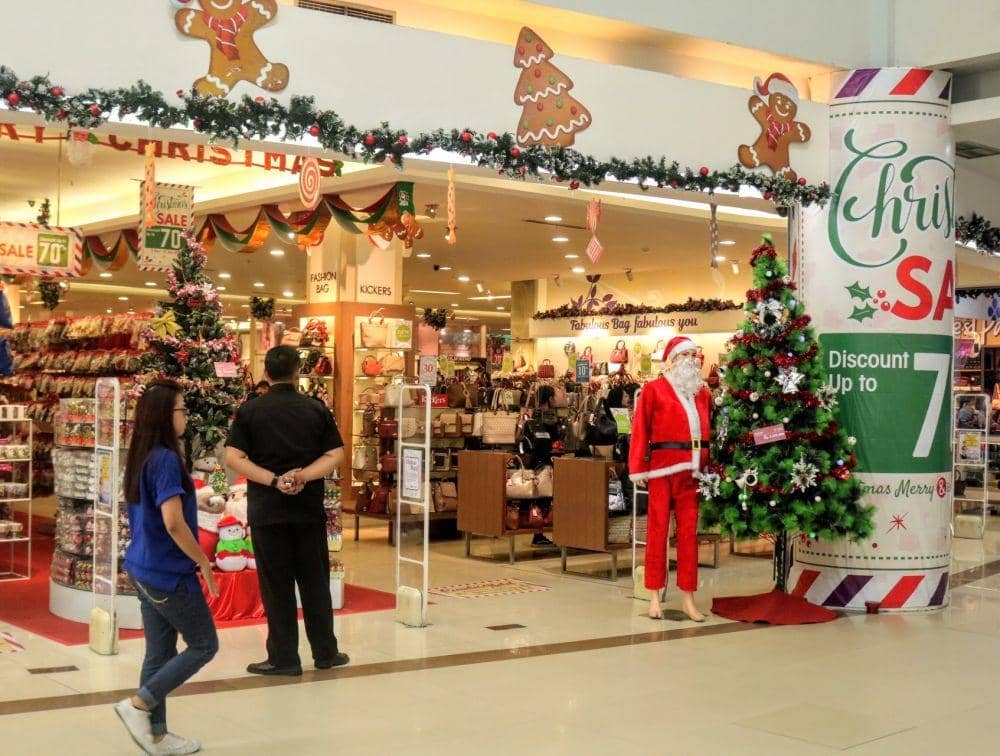 Pernak-pernik bertema Natal sudah mulai terpasang di beberapa sudut Mall Olympic Garden (MOG) Kota Malang, Selasa (26/11/2019). IDN Times/ Alfi Ramadana