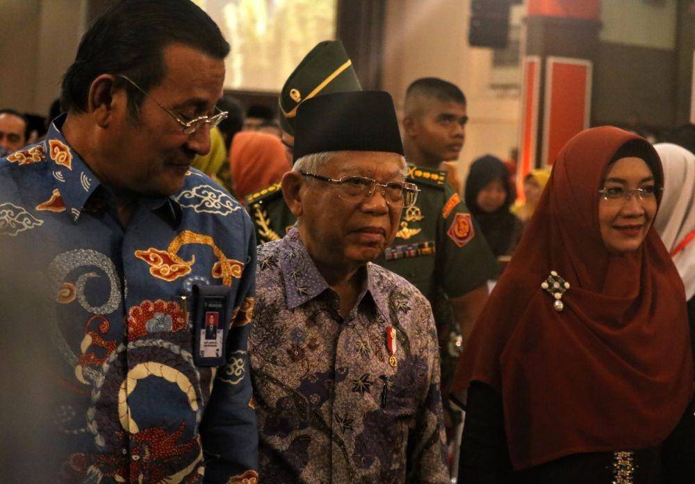 Wapres RI, KH Ma'ruf Amin meninggalkan Universitas Brawijaya didampingi istri usai membuka Konferensi Internasional Halal Thayyib, Rabu (27/11/2019). IDN Times/ Alfi Ramadana