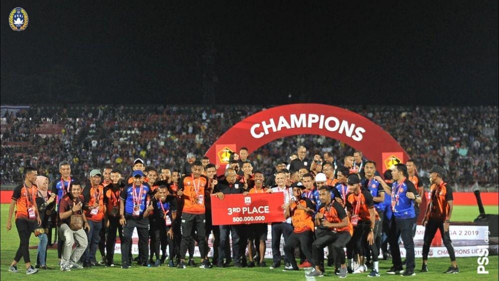 Para pemain dan ofisial Persiraja merayakan juara tiga Liga 2 2019, Senin (25/11) malam lalu. Twitter/@pssi
