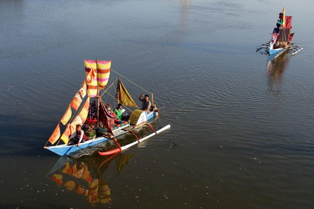 Sejumlah warga melintas di Sungai Cikoang menggunakan perahu yang sudah dihias saat peringatan "Maudu Lompoa (Maulid Besar) di Desa Cikoang, Takalar, Sulawesi Selatan, Selasa (26/11/2019). Maudu Lompoa tersebut merupakan puncak peringatan Maulid Nabi Muhammad SAW yang dilaksakan setiap tahun oleh warga setempat dan menjadi salah satu objek wisata budaya Kabupaten Takalar. (ANTARA FOTO/Arnas Padda)
